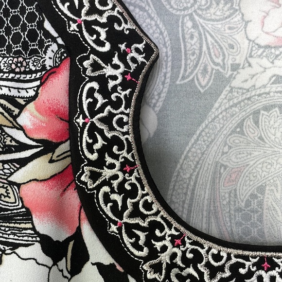 White House Black Market || Horseshoe Neckline Print Tunic - Picture 7 of 17